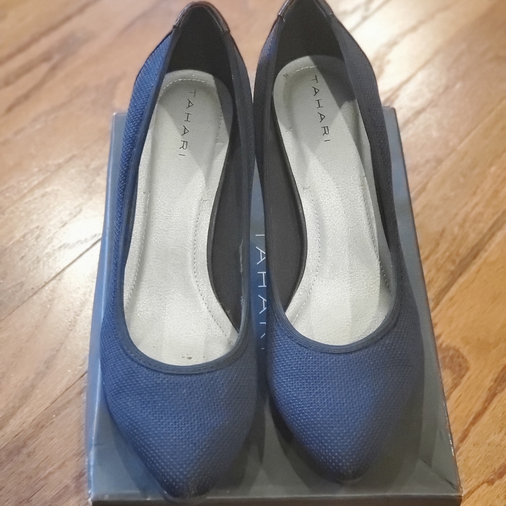 Tahari size 9.5 Navy Heels
